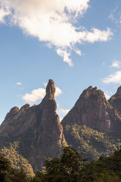 Com 1.692 metros, o Dedo de Deus &eacute; o &iacute;cone natural do RJ. Localizado entre Guapimirim e Teres&oacute;polis, encanta com sua forma de dedo apontando ao c&eacute;u.
