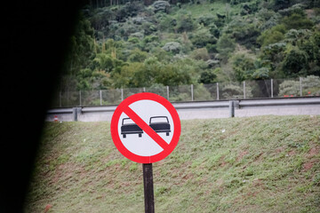 Sinalização rodoviária com limites de velocidade distintos para veículos leves (80 km/h) e pesados (60 km/h), em estrada brasileira. Ideal para temas de trânsito, segurança viária e transporte.