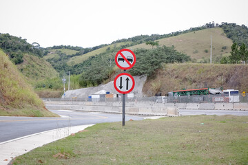 Sinalização rodoviária com limites de velocidade distintos para veículos leves (80 km/h) e pesados (60 km/h), em estrada brasileira. Ideal para temas de trânsito, segurança viária e transporte.