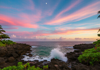 Obraz premium Panoramic Sunset View: Cityscape, Ocean Waves, and Colorful Sky