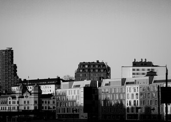 Naklejka premium View of a cityscape in black and white