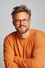 Obraz premium A man with glasses and a beard smiles at the camera