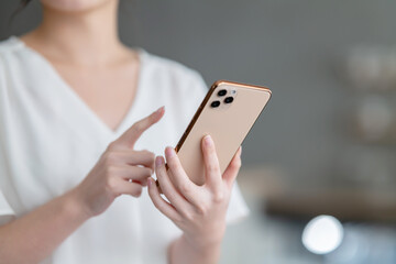カフェでスマホを使う女性
