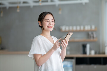 カフェでスマホを使う女性