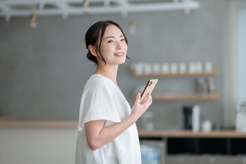 カフェでスマホを使う女性