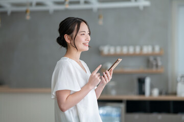 カフェでスマホを使う女性