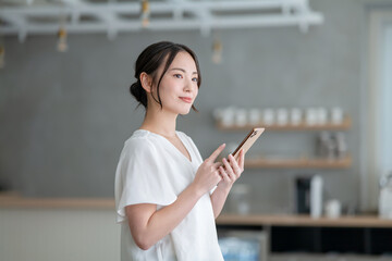 カフェでスマホを使う女性