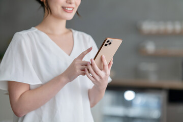 カフェでスマホを使う女性