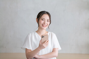 スマホを使う女性