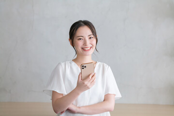 スマホを使う女性