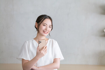 スマホを使う女性