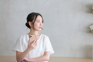 スマホを見て悩む女性