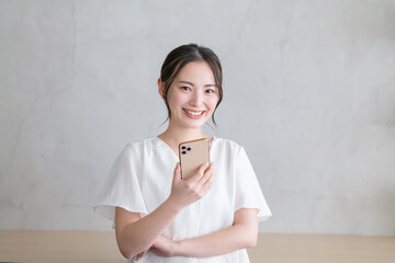 スマホを使う女性