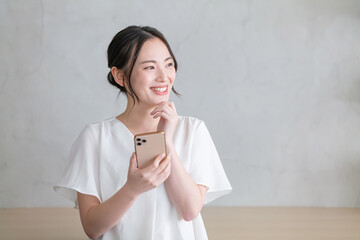 スマホを使う女性