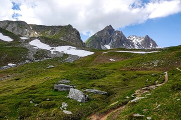 Massif montagneux à plus de 2200 mètres d'altitude dans le massif de Beaufortain en Savoie, avec...