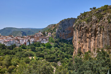 Obraz premium View of the beautiful town of Chulilla and its walls on top of a cliff