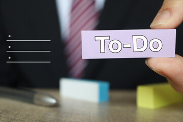 To-Doのイメージ　ビジネスマンと箇条書きのTo-Doリスト