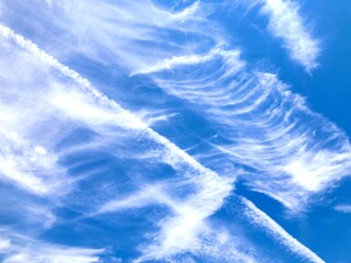 筋雲と青空　背景画像