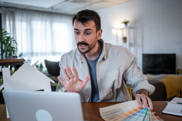 Obraz premium Interior designer showing color swatches during video call at home office