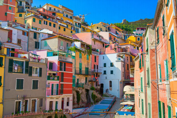 Obraz premium Colorful buildings line the charming streets of Burano, Italy, a picturesque island town renowned for its vibrant architecture and scenic European cityscape
