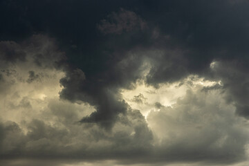 Obraz premium Dark Thunderclouds Building in the Sky Before a Summer Storm 