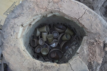 Las piezas dentro del horno de barro