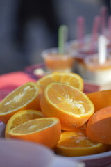 Mitades de naranja bajo luz natural con fondo difuminado y tonos suaves