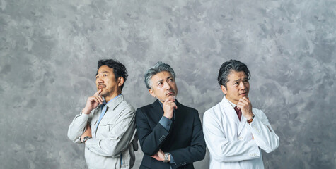 悩む様々な職業のミドルエイジ男性グループ