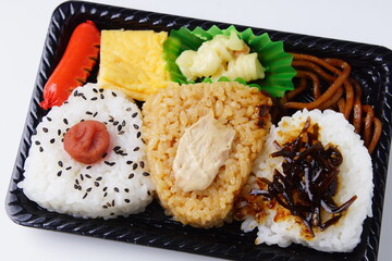 おにぎり弁当