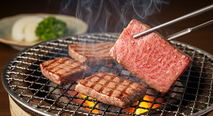 炭火で焼かれる高級和牛のアップ、和牛