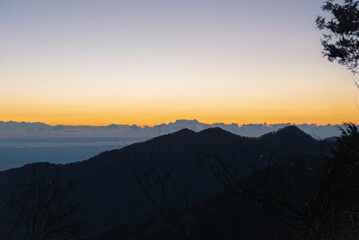 Fototapeta premium 朝焼けと丹沢三峰のシルエット