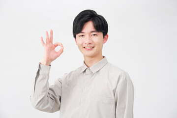 男性　20代　OKサイン　白背景
