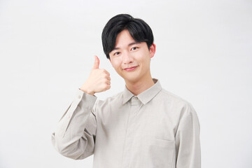 男性　20代　グッドサイン　白背景