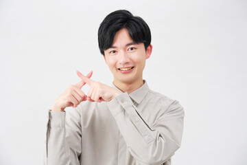 男性　指でばつ印のジェスチャー　20代　白背景