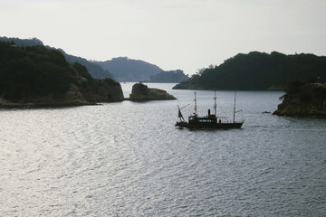 日本：鞆の浦／朝の島影をバックに観光船が進む瀬戸内海／広島県福山市