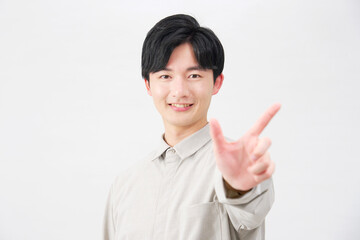 男性　チェックサイン　20代　白背景