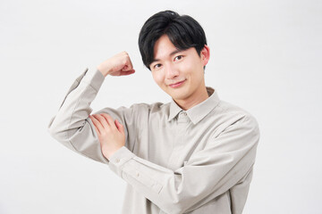 男性　力こぶのポーズ　20代　白背景