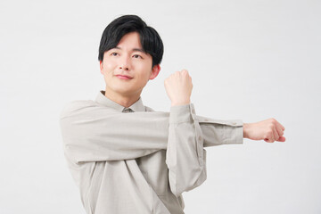 男性　腕のストレッチ　20代　白背景