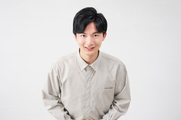 男性　お辞儀　20代　白背景　カメラ目線