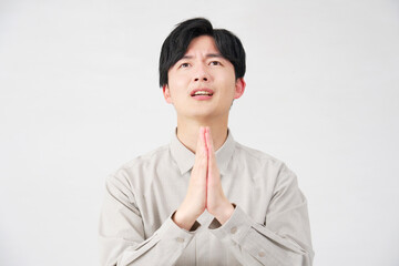 男性　懇願　合掌　20代　白背景