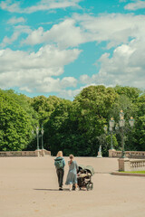 Summer Greenery and City Scenes in Oslo&rsquo;s Slottparken Area 오슬로 슬로트파르켄 지역의 여름 초록과 도시 풍경