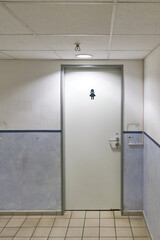 Eingangsbereich einer heruntergekommenen schäbigen öffentlichen Toilette für Frauen