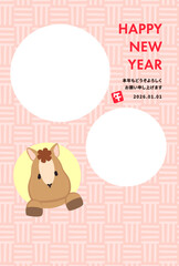 かわいい馬が窓から顔を出しているシンプルな2026年午年フォト年賀状