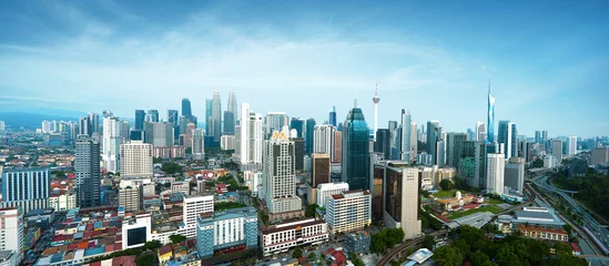 Fototapete Rund Kuala Lumpur Panoramic view of Kuala Lumpur city skyline under a clear blue sky with highways and train tracks weaving through the city below.  © Image Craft