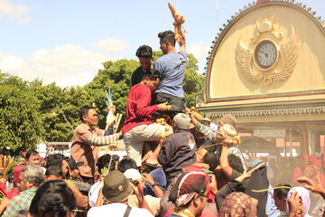In the Crowd, a Prayer is Caught
