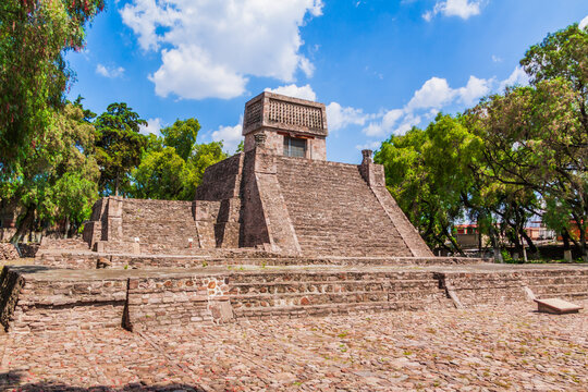 Pir&aacute;mide de Santa Cecilia Acatitl&aacute;n en Tlalnepantla, Estado de M&eacute;xico. Templo prehisp&aacute;nico restaurado, dedicado a Huitzilopochtli