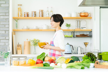 キッチンのエプロン姿のミドルの主婦