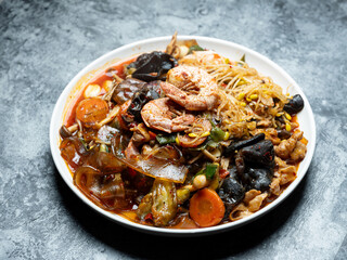 Spicy vegetable stir fried noodles