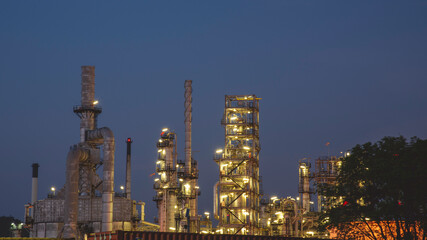 Obraz premium Oil refinery gas petrol plant industry with crude tank, gasoline supply and chemical factory. Petroleum barrel fuel heavy industry oil refinery manufacturing factory plant. Refinery industry concept