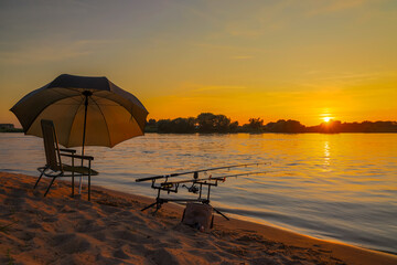 Angeln Angelplatz im Sonnenuntergang am Fluss